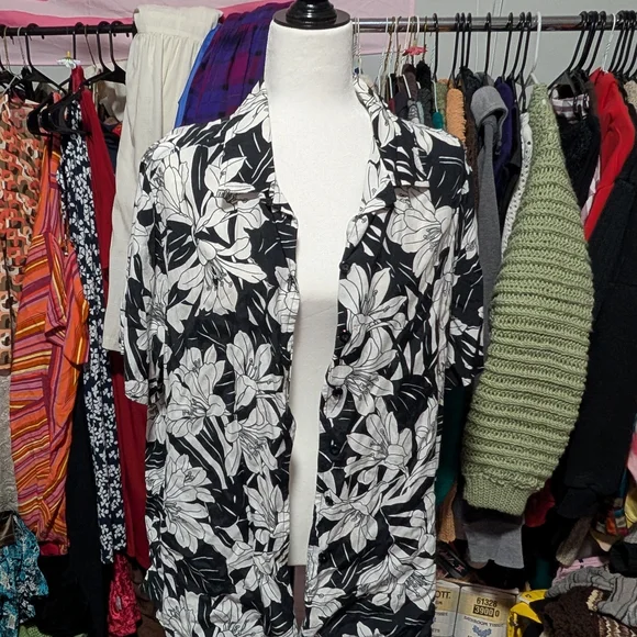 Black and White Floral Button-Up Shirt - Picture 2 of 3